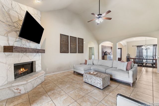911 County Road 367, Hondo, TX 78861