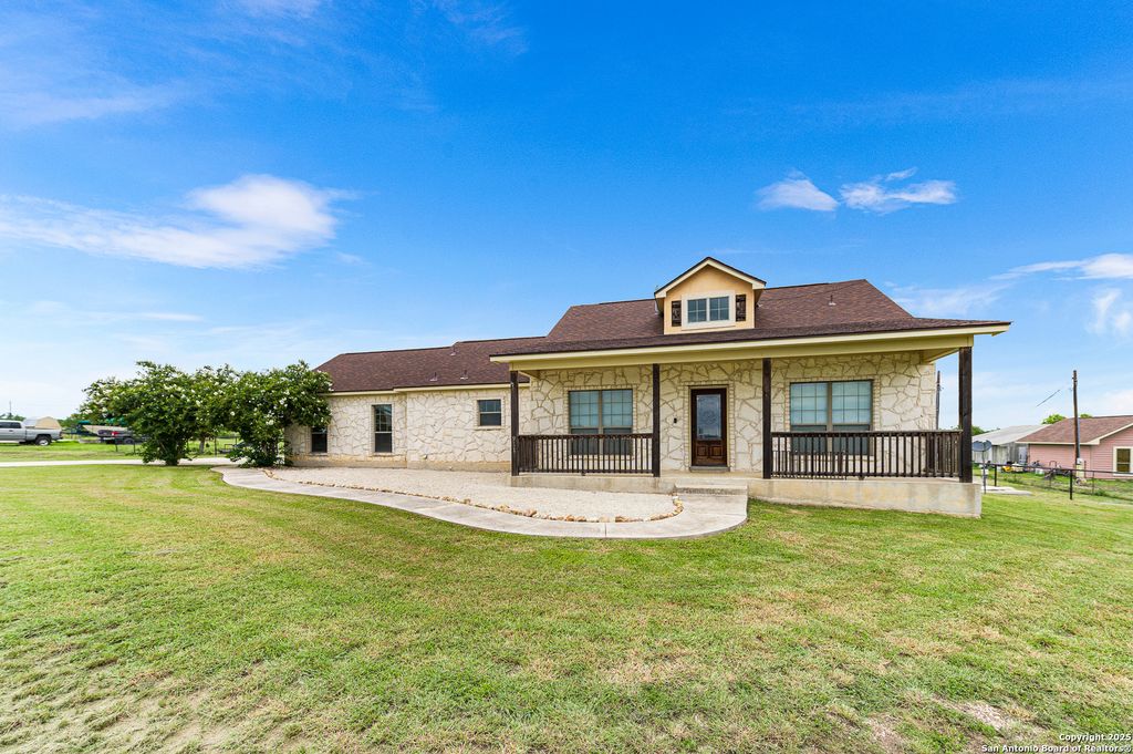 911 County Road 367, Hondo, TX 78861