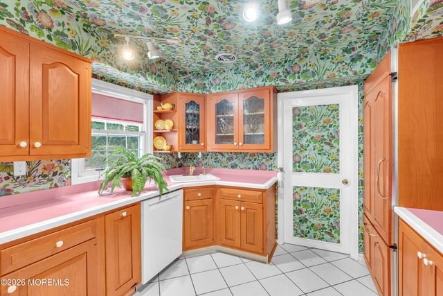 8 Avalon Lane, Aberdeen, NJ 07747