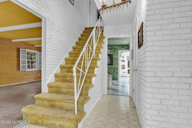 8 Avalon Lane, Aberdeen, NJ 07747