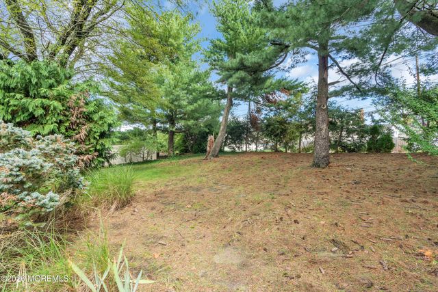 8 Avalon Lane, Aberdeen, NJ 07747