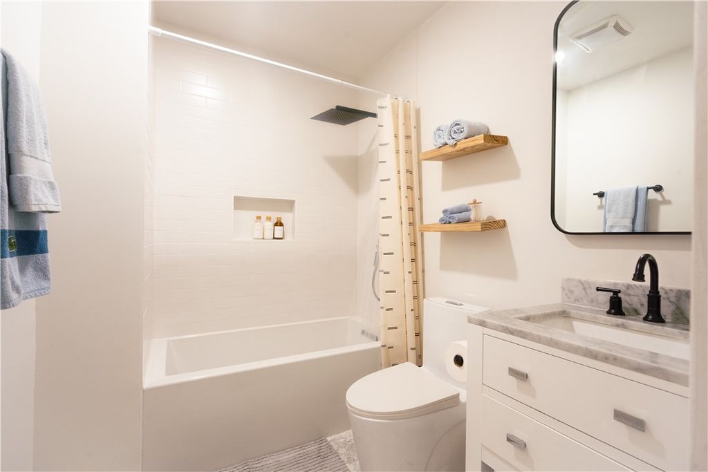 Image 11 of property listing at 4312 Division St, Los Angeles, CA 90065