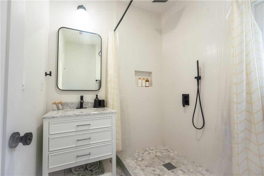 Image 8 of property listing at 4312 Division St, Los Angeles, CA 90065