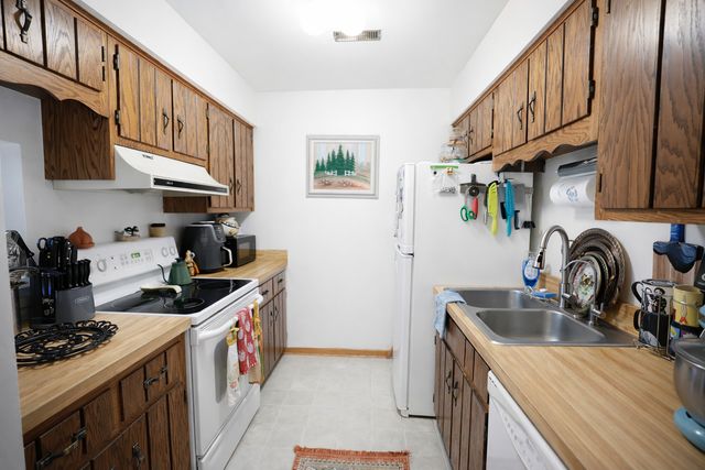 1486 Stonebridge Circle A5, Wheaton, IL 60189