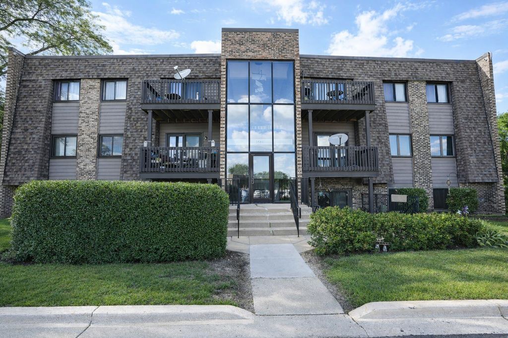 1486 Stonebridge Circle A5, Wheaton, IL 60189