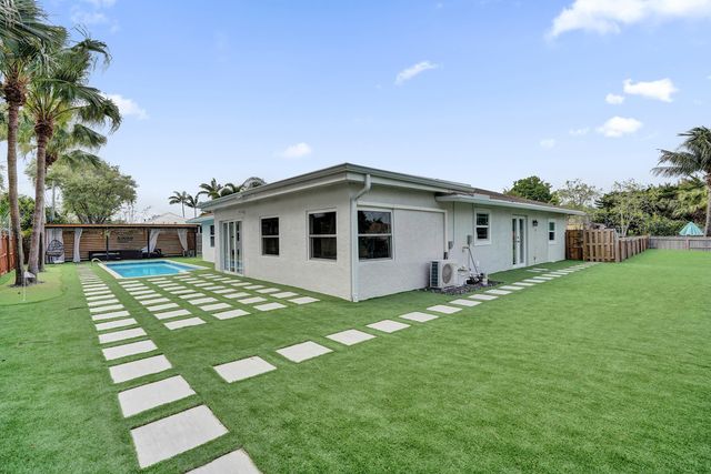 3268 Sapphire Road, Lake Worth, FL 33462