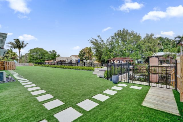 3268 Sapphire Road, Lake Worth, FL 33462