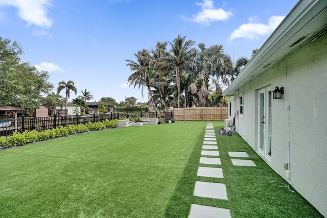 3268 Sapphire Road, Lake Worth, FL 33462