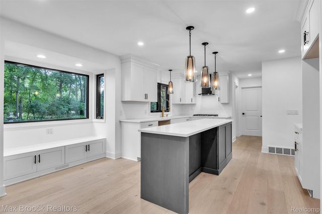 7244 Lahser Road, Bloomfield Hills, MI 48301