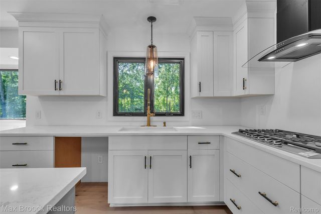 7244 Lahser Road, Bloomfield Hills, MI 48301