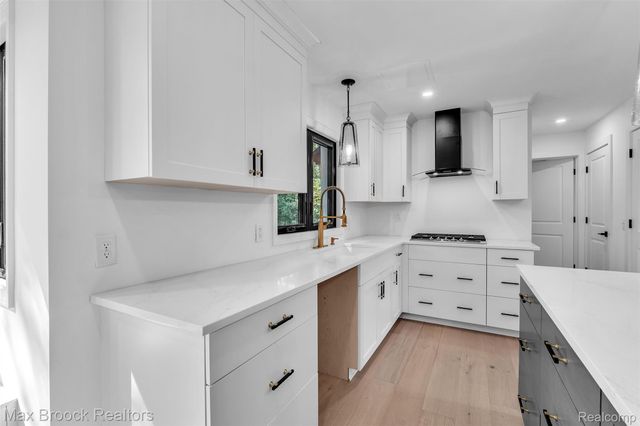 7244 Lahser Road, Bloomfield Hills, MI 48301