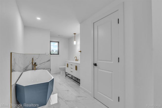 7244 Lahser Road, Bloomfield Hills, MI 48301