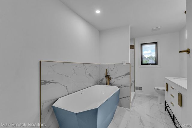 7244 Lahser Road, Bloomfield Hills, MI 48301