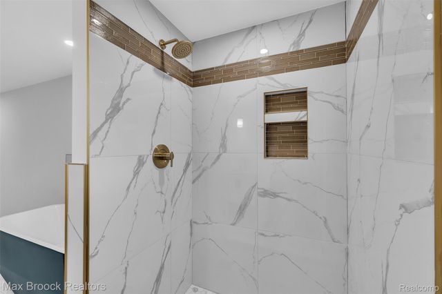 7244 Lahser Road, Bloomfield Hills, MI 48301