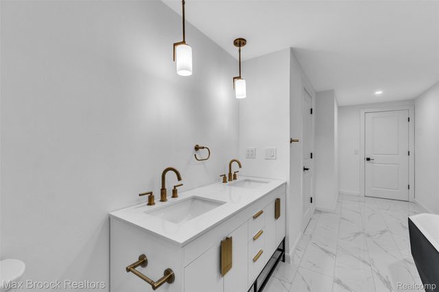 7244 Lahser Road, Bloomfield Hills, MI 48301