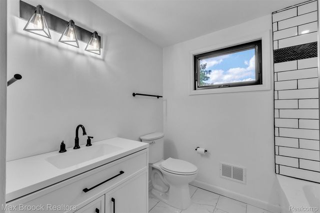 7244 Lahser Road, Bloomfield Hills, MI 48301