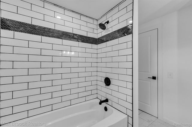 7244 Lahser Road, Bloomfield Hills, MI 48301