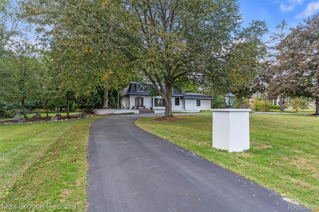 7244 Lahser Road, Bloomfield Hills, MI 48301