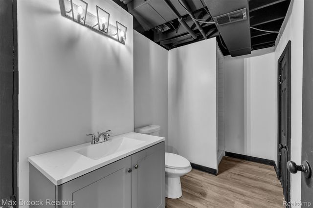 7244 Lahser Road, Bloomfield Hills, MI 48301