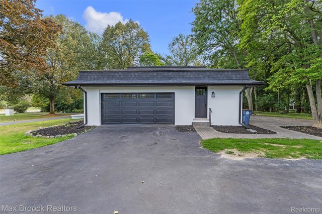 7244 Lahser Road, Bloomfield Hills, MI 48301