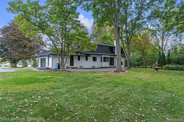 7244 Lahser Road, Bloomfield Hills, MI 48301