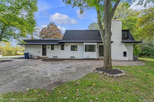 7244 Lahser Road, Bloomfield Hills, MI 48301