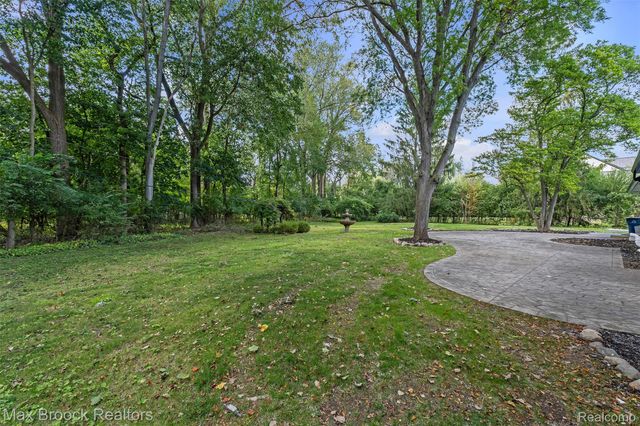 7244 Lahser Road, Bloomfield Hills, MI 48301