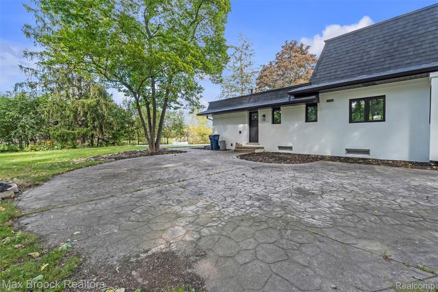 7244 Lahser Road, Bloomfield Hills, MI 48301