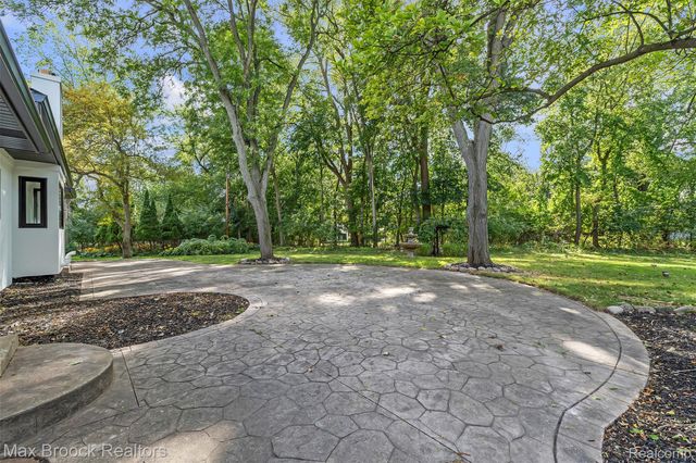 7244 Lahser Road, Bloomfield Hills, MI 48301