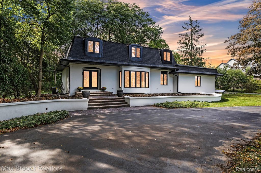 7244 Lahser Road, Bloomfield Hills, MI 48301
