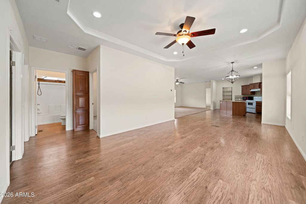 Image 4 of property listing at 39624 N Central Avenue, Phoenix, AZ 85086