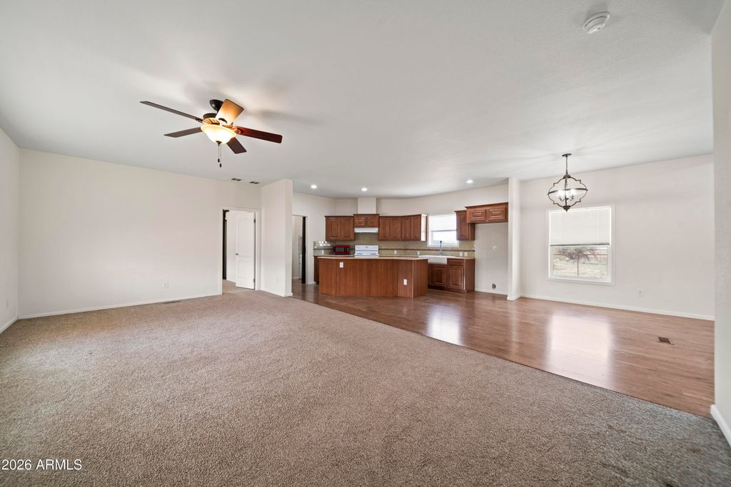 Image 5 of property listing at 39624 N Central Avenue, Phoenix, AZ 85086