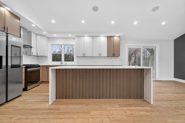 200 N Pine Street, Prospect Heights, IL 60070