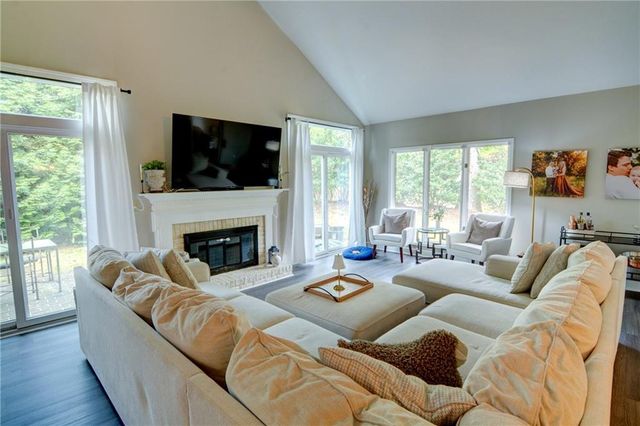 2560 Links End, Roswell, GA 30076