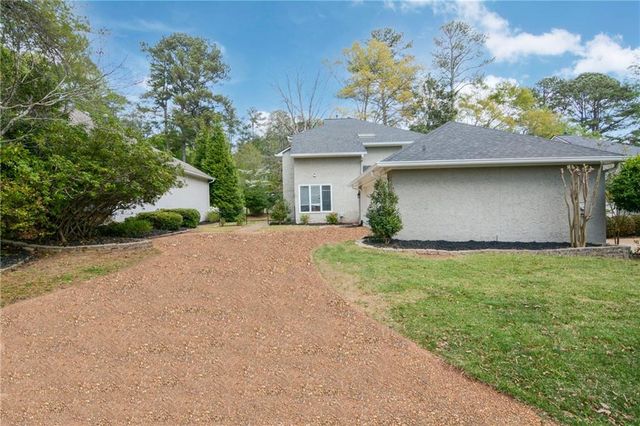 2560 Links End, Roswell, GA 30076