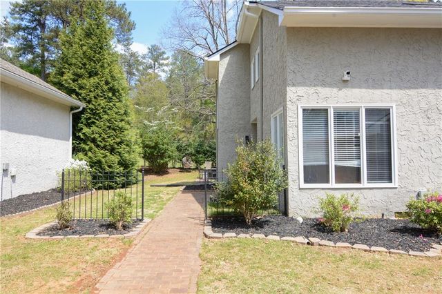 2560 Links End, Roswell, GA 30076