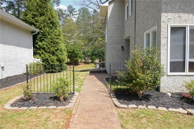 2560 Links End, Roswell, GA 30076