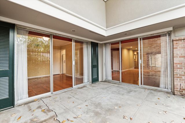 630 S Ripple Creek Drive 630, Houston, TX 77057