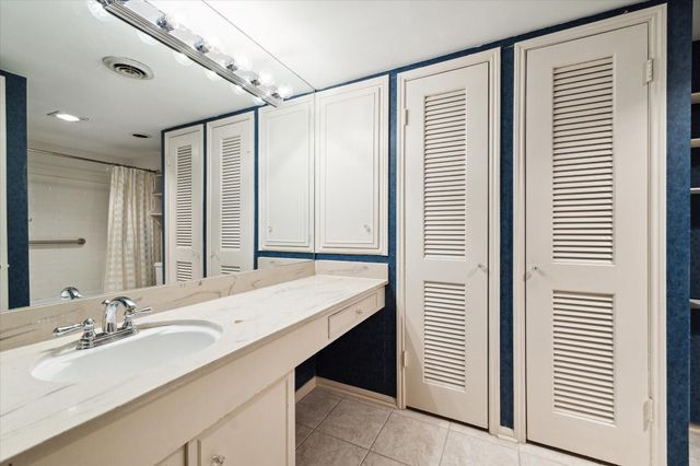 630 S Ripple Creek Drive 630, Houston, TX 77057