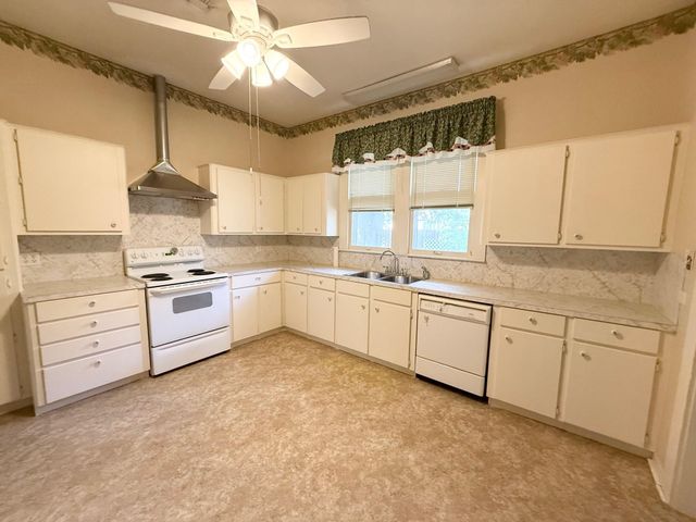 405 S 10th Street, Crockett, TX 75835