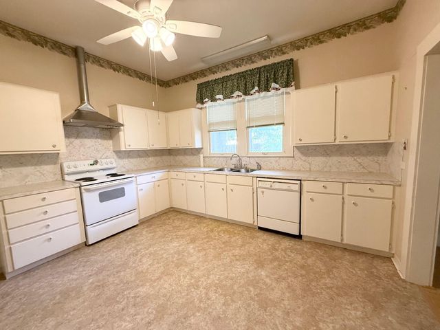 405 S 10th Street, Crockett, TX 75835