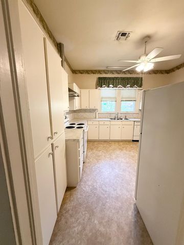 405 S 10th Street, Crockett, TX 75835