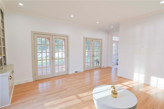 4 Cedar Point DR, Hampton, VA 23669