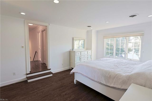 4 Cedar Point DR, Hampton, VA 23669