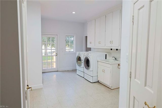 4 Cedar Point DR, Hampton, VA 23669