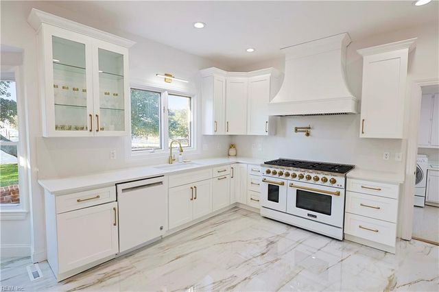 4 Cedar Point DR, Hampton, VA 23669