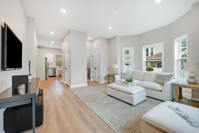 271 Washington Ave 1, Chelsea, MA 02150