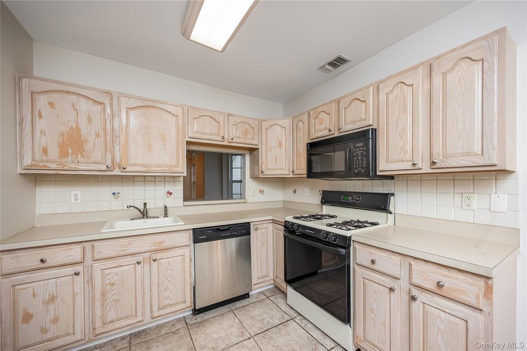 14 Sophia Drive, Middle Island, NY 11953 — photo 5