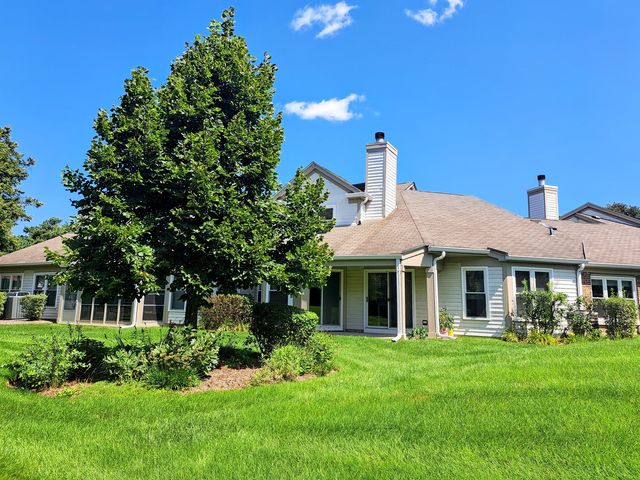 23 Willow Parkway, Buffalo Grove, IL 60089