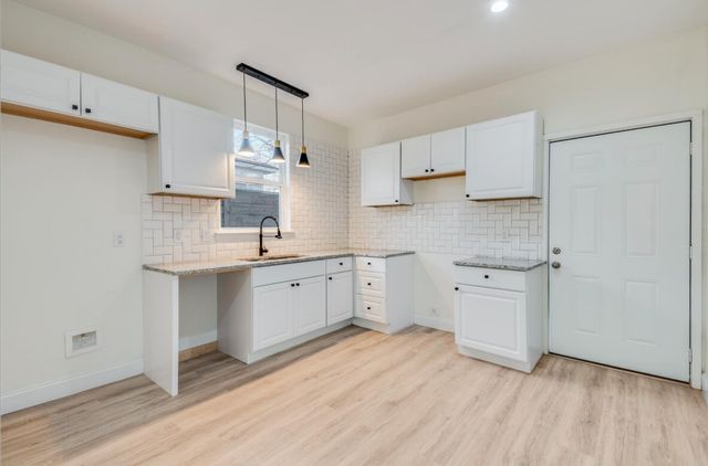805 W 9th Street, Dallas, TX 75208